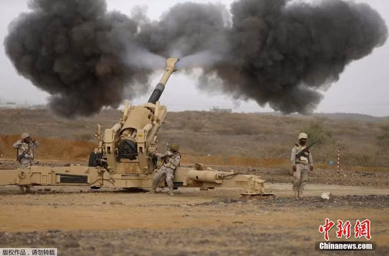 Liên minh quân sự do Ả-rập Xê-út đứng đầu đang thực hiện các cuộc không kích, pháo kích dữ dội nhằm ngăn chặn bước tiến của phiến quân Houthi ở Yemen. Trong ảnh là khẩu đội lựu pháo M198 của Quân đội Ả-rập Xê-út đặt tại biên giới đang nã đạn vào bên trong lãnh thổ Yemen.