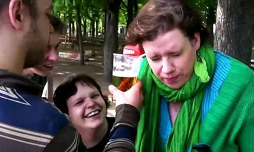 Nguoi phu nu uong bia bang... tai gay soc