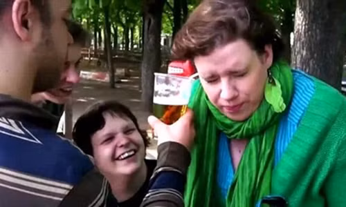 Nguoi phu nu uong bia bang... tai gay soc