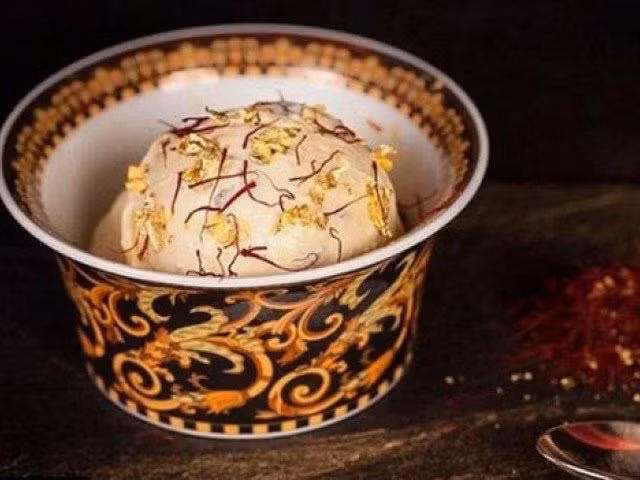 Ngoài ra, kem Black Diamond còn được đựng trong một chiếc cốc sang trọng do hãng Versace chế tác. Sau khi thưởng thức món kem đặc biệt này, khách hàng có thể mang cốc về nhà luôn như một món đồ lưu niệm gợi nhớ về cốc kem cao cấp.