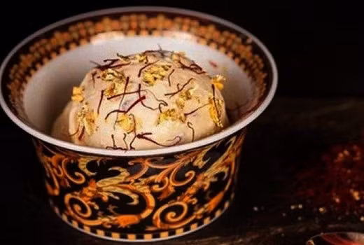 Các chi tiết làm nên món tráng miệng đắt giá này đều là những thực phẩm quý hiếm, có giá thành cao bao gồm kem vani Madagascar, nhụy hoa nghệ tây Iran cùng những lát nấm Truffle đen của Ý.