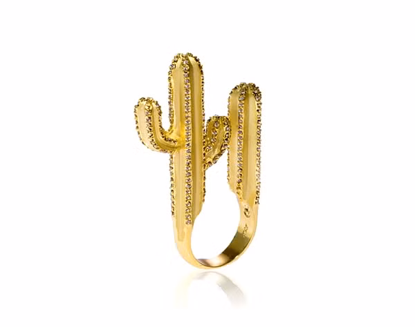 Nhẫn vàng hình xương rồng của hãng Noir Jewelry.