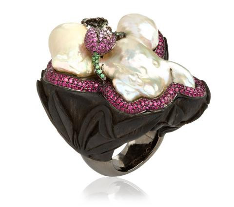 Chiếc nhẫn làm từ vàng trắng, ngọc trai sapphire, đá garnet, ruby và gỗ đen của Wendy Yue có giá khoảng 408 triệu đồng.