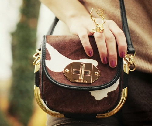 Một chiếc nhẫn vàng hình đầu hươu cho các cô gái cá tính.