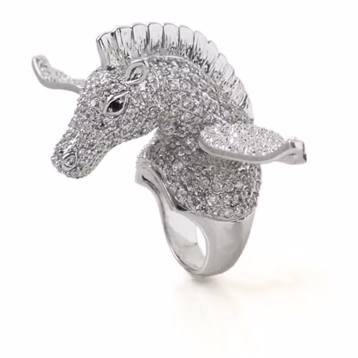 Chiếc nhẫn hình đầu ngựa có cánh của thương hiệu trang sức Noir Jewelry.