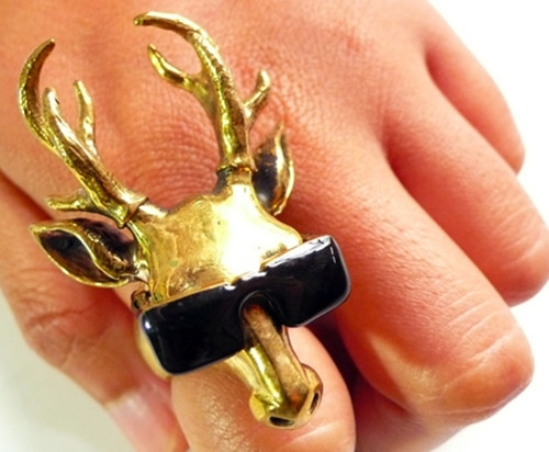 Nhẫn đầu hươu với cặp kính đen sành điệu.