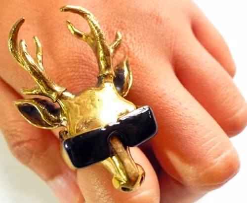 Nhẫn đầu hươu với cặp kính đen sành điệu.