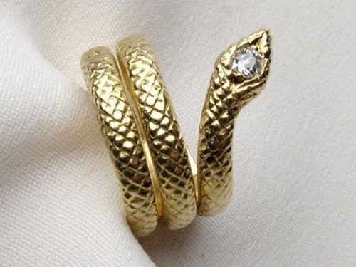 Nhẫn hình con rắn có thiết kế độc đáo.