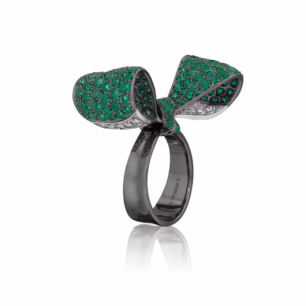 Nhẫn hình nơ gắn kim cương của hãng Mini So trị giá 380 triệu đồng.