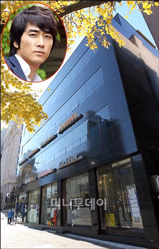 Song Seung Hun cũng là ngôi sao kinh doanh bất động sản khá mát tay trong giới nghệ sỹ Hàn. Sau nhiều năm hoạt động trong làng giải trí, tài tử Trái tim mùa thu là ông chủ của một tòa nhà 5 tầng ở khu Jamwon-dong, Seoul có giá 11 triệu USD. Chỉ trong 6 năm, tòa nhà mang về lợi nhuận 13 triệu USD cho Song Seung Hun.