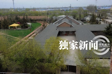 Bên trong được thiết kế giống như một khu nhà cổ của Trung Quốc, thấp tầng và giản dị.