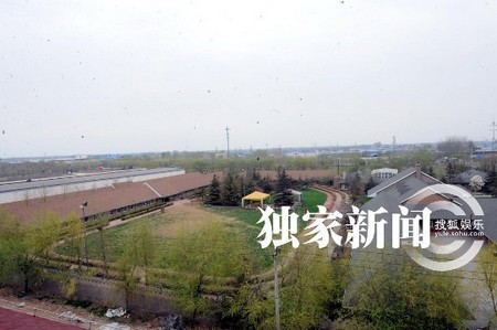 Cạnh đó là sân vườn với diện tích tương đương một sân bóng mini. Những phóng viên muốn ghi lại hình ảnh căn biệt thự này cũng rất vất vả vì phải chụp ở nhiều góc độ.