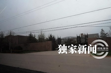 Theo thống kê của Cri (một tờ báo điện tử Trung Quốc), Lưu Diệc Phi có bốn biệt thự cao cấp. Trong đó, biệt thự tại quận Thuận Nghĩa, Bắc Kinh có diện tích khoảng 5.000m2.