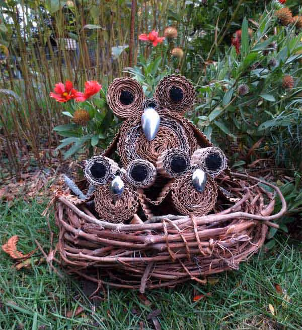 Với những tấm bìa carton, bạn có thể tạo hình thành những con cú dễ thương như trong hình.