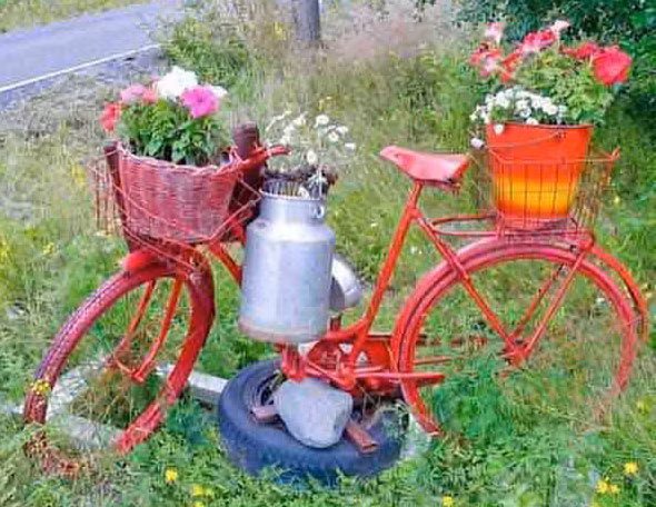 Với những chiếc xe đạp cũ, bạn vẫn có thể tận dụng để trang trí vườn bằng cách sơn lại màu rực rỡ và đổ đất trồng hoa ở giỏ xe.