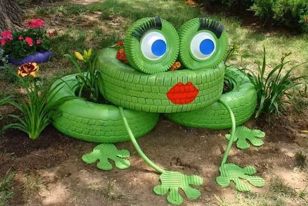 Một con ếch xanh đáng yêu từ những chiếc lốp xe cũ.