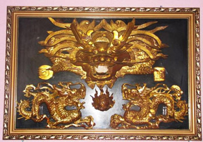 Tranh hình đầu rồng cũng là một vật phẩm đắt giá dành cho giới nhà giàu dùng để trang trí nhà cửa.