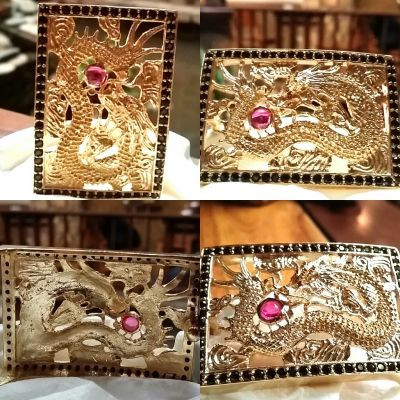 Mặt dây lưng hình rồng đính 66 viên Sapphire thiên nhiên và 2 viên ruby. Vật phẩm này có chất liệu bằng đồng mạ vàng hồng, giá 1,5 triệu đồng.