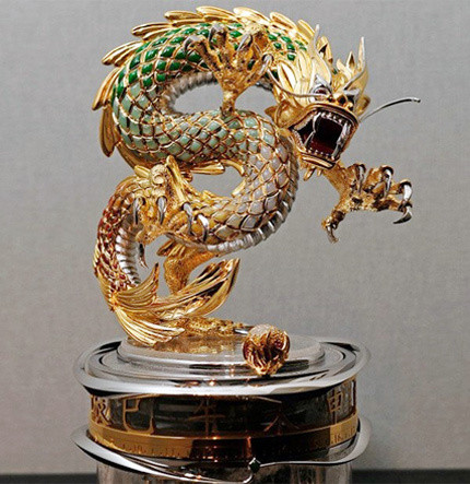 Chiếc đồng hồ phiên bản rồng của thương hiệu đồng hồ hạng sang của Thụy Sĩ Parmigiani Fleurier có giá tới 3,5 triệu USD và chỉ có một chiếc duy nhất. Vật trang sức đặc biệt này tốn tới 6.000 giờ chế tác với các loại vật liệu quý như vàng, bạc, ngọc tự nhiên.