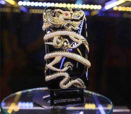 Một vật phẩm điện thoại chạm khắc hình rồng khác là chiếc iPhone 3GS Rồng Nhà Lý bằng vàng và kim cương. Sản phẩm có giá 300 triệu đồng nhưng hiện tại chỉ còn một mẫu trưng bày.