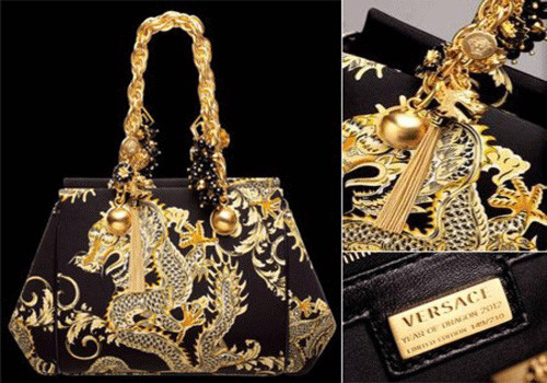 Túi xách Versace phiên bản rồng: Với các tín đồ hàng hiệu, chiếc túi xách Versace phiên bản rồng vàng với những họa tiết rất bắt mắt và sang trọng hút hồn giới đại gia. Vật phẩm đặc biệt này có mức giá là 5.017 USD.