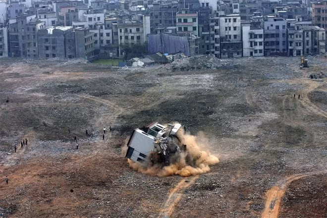 Cảnh phá hủy một ngôi "nhà đinh" tại một công trường xây dựng ở Quảng Châu, Quảng Đông, Trung Quốc ngày 8/1/2008.