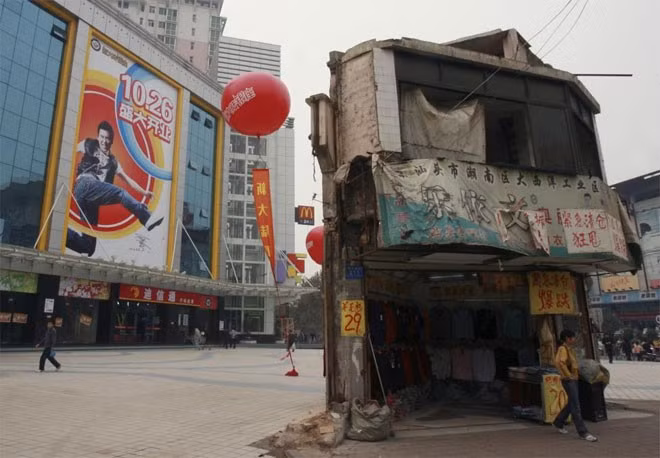 Ngôi nhà nằm giữa quảng trường trước một trung tâm mua sắm ở tỉnh Hồ Nam, Trung Quốc ngày 13/11/2007.