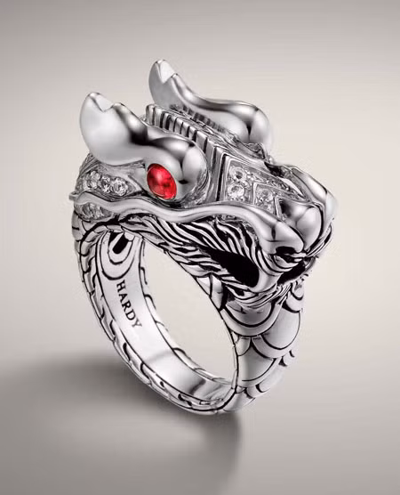 Nhẫn bạc hình đầu rồng.