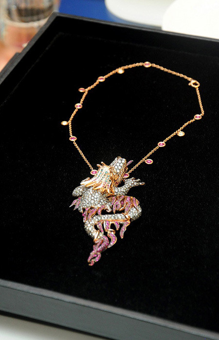 Chiếc vòng cổ hình rồng được chế tác từ vàng và kim cương có giá tiền tỷ.