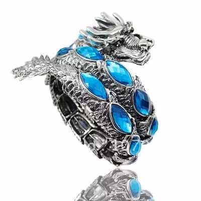 Vòng tay hình rồng gắn đá quý sẽ là phụ kiện hết sức nổi bật.