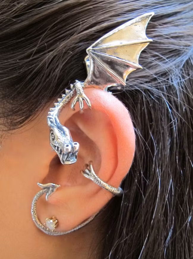 Đôi khuyên tai hình rồng khá ngộ nghĩnh và có đôi chút đáng sợ.