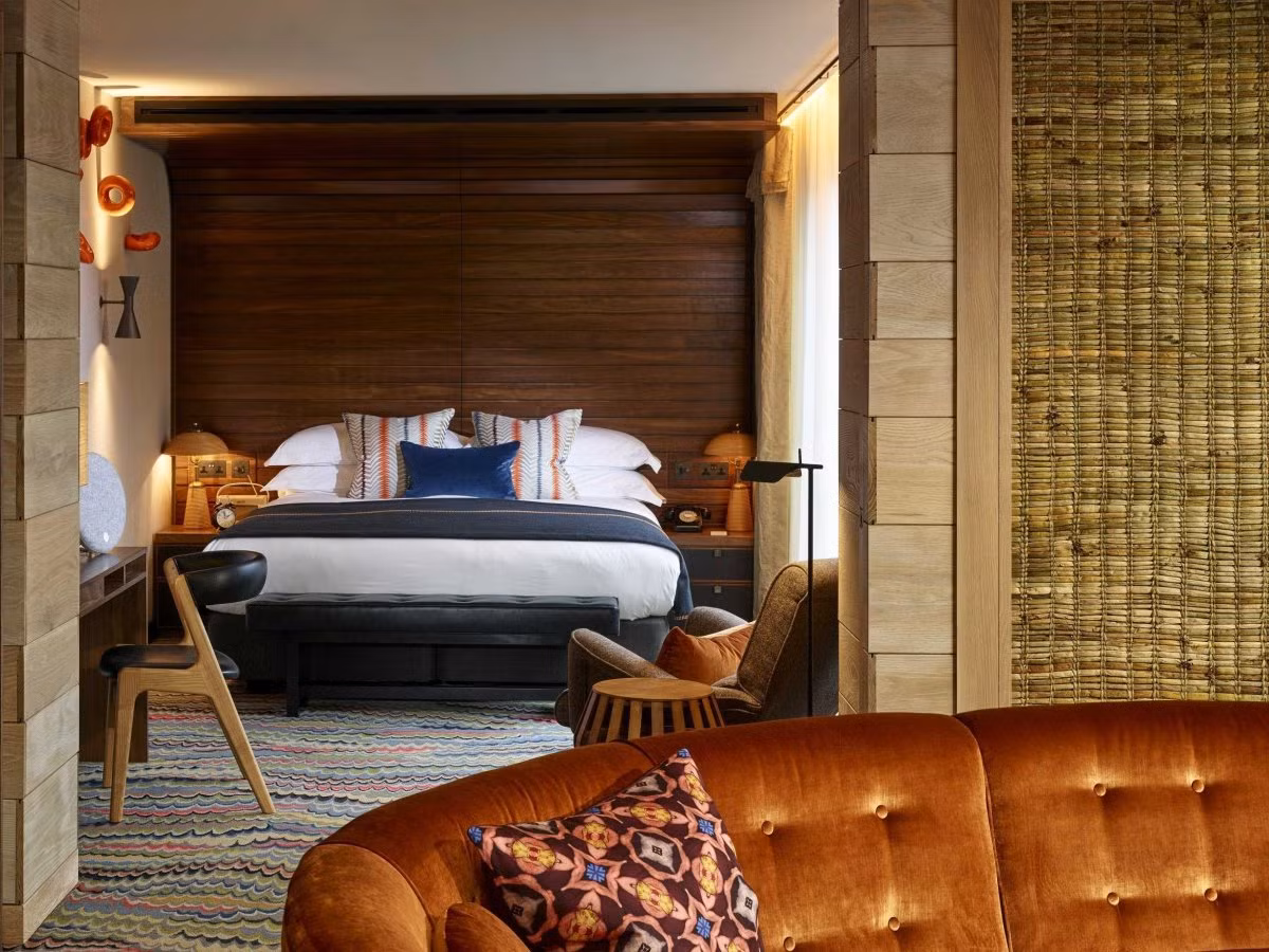 Mỗi phòng có 4 kích thước khác nhau, từ căn hộ xa hoa tới phòng nghỉ nhỏ, căn hộ đa phòng. Giá của các phòng nghỉ dao động từ 277-893 USD/đêm. Đặc biệt, thành viên của hộp đêm được giảm giá 20%.