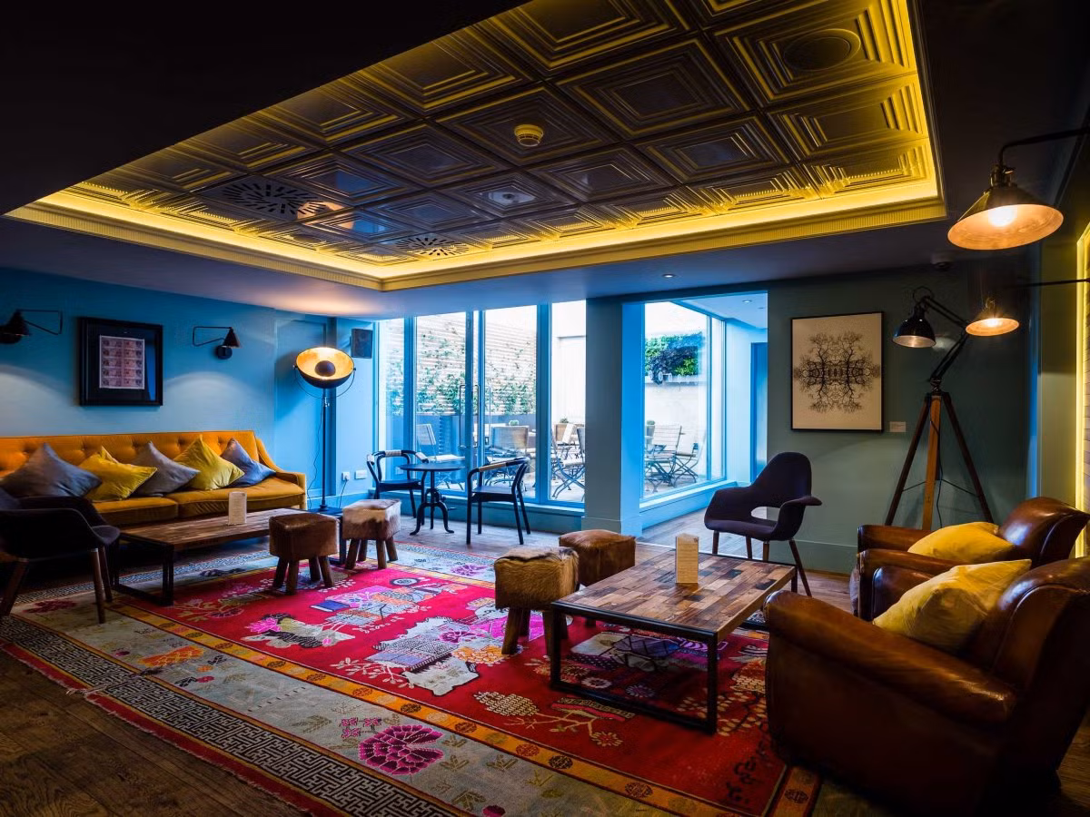 Được biết, phí thành viên của hộp đêm The Hospital Club là khoảng 1.200 USD/năm (tương đương 25 triệu USD).