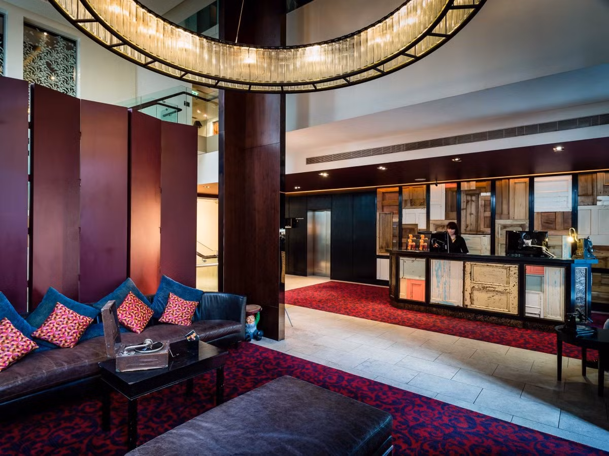 Tỷ phú đồng sáng lập Microsoft Paul Allen đã mua tòa nhà vào năm 1996. Sau đó, ông cùng nhạc sĩ Dave Stewart tu bổ và mở hộp đêm The Hospital Club vào năm 2004.