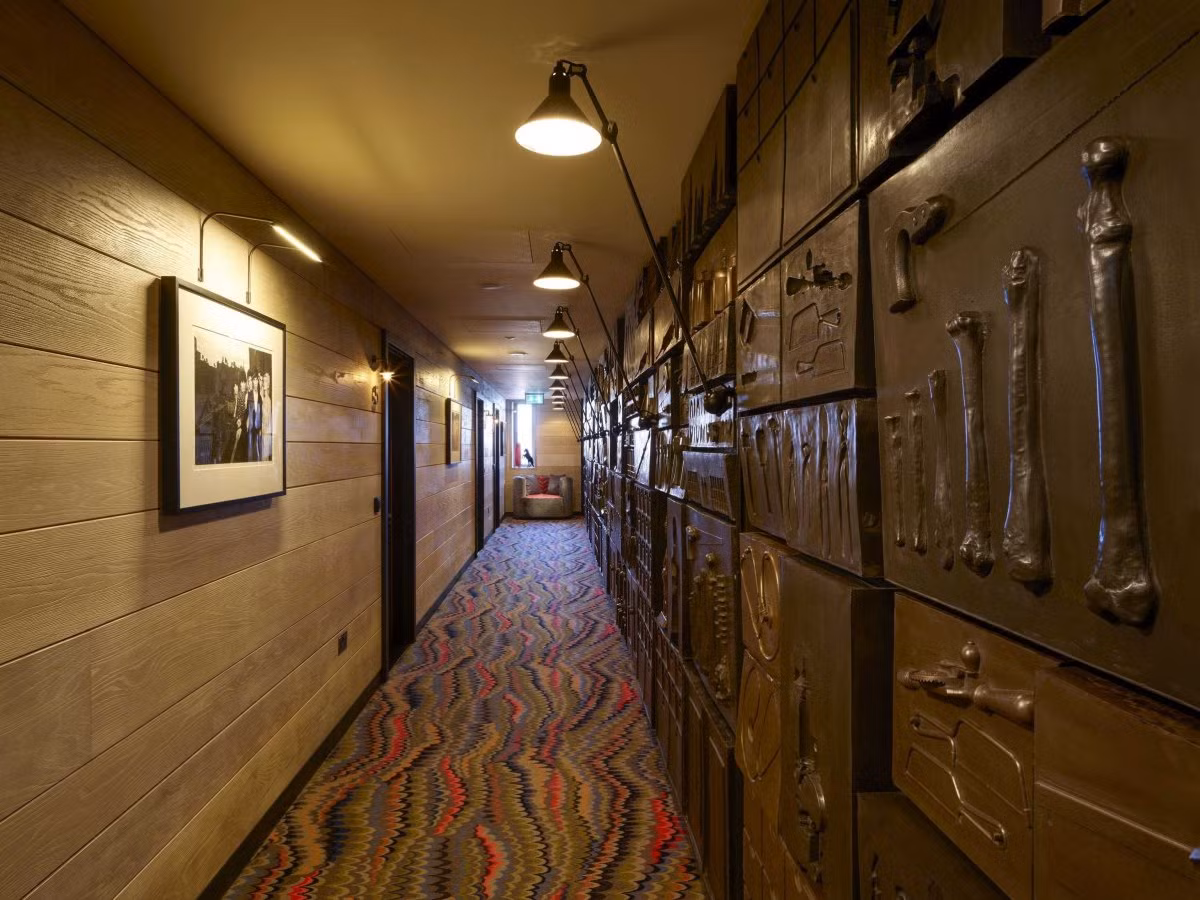 Hành lang được trang trí bằng các mặt đồ gỗ phức tạp.