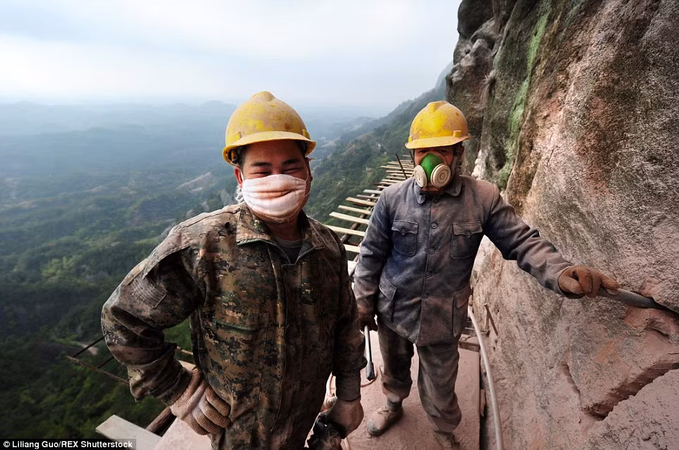 Dù công việc khá nguy hiểm, thậm chí có thể đánh đổi mạng sống nhưng những công nhân này vẫn miệt mài làm việc bởi nhu cầu mưu sinh.