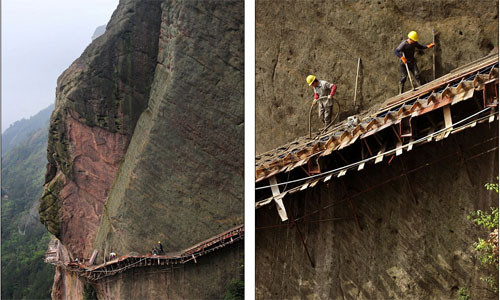 Công việc của những người công nhân vẫn diễn ra hàng ngày trên những giàn giáo bằng gỗ rộng hơn 3m, cheo leo trên vách núi.