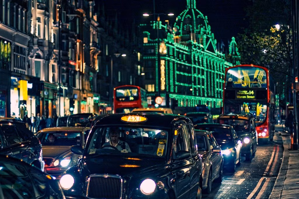 2. Anh: Nếu muốn du lịch nước Anh, tốt nhất bạn đừng chọn di chuyển bằng máy bay vì giá vé máy bay đến Anh được xem là đắt nhất thế giới. Còn giá phòng khách sạn ở đây lại hợp lý hơn khoảng 139 USD/đêm. Giá hàng hóa và dịch vụ ở Anh cũng chỉ đắt hơn khoảng 10% so với Mỹ.