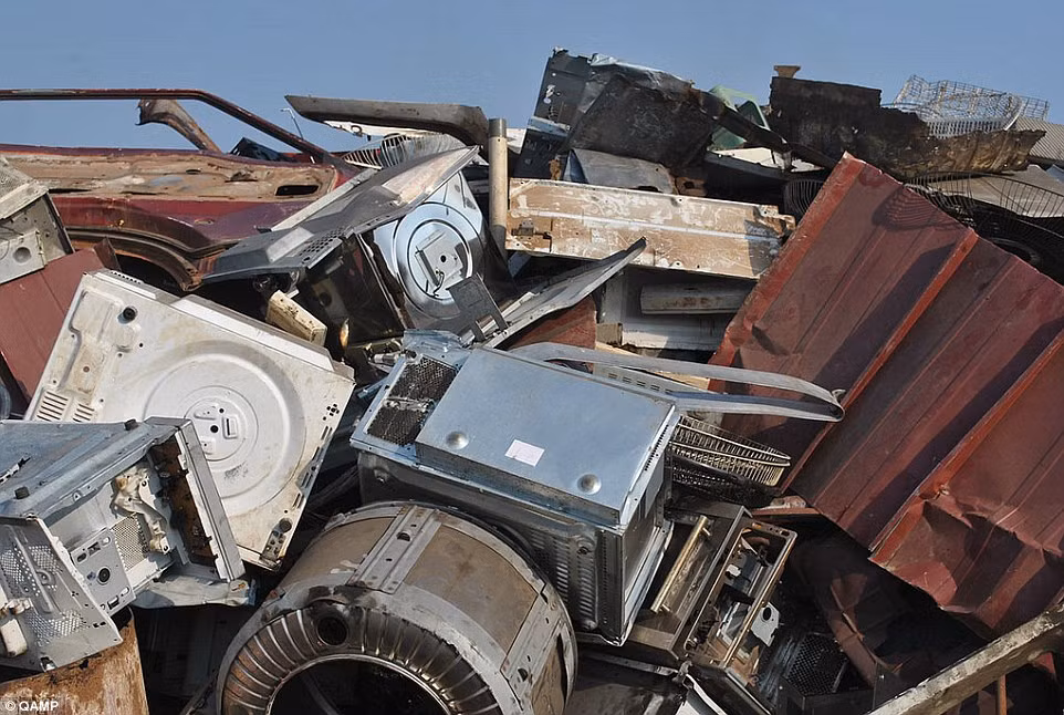 Đặc biệt, chúng còn gây hại trực tiếp tới sức khỏe của những người dân thu gom rác thải để bán lại bởi họ tiếp xúc với phế thải điện tử mà không đeo khẩu trang hay trang phục bảo hộ lao động.