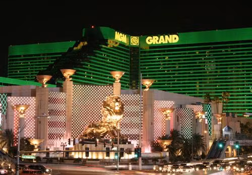 Tổ hợp giải trí – Casino MGM Grand tại Las Vegas (Mỹ) cũng là một công trình nổi tiếng với bức tượng Sư tử Vàng khổng lồ nặng 50 tấn đặt phía trên lối vào.
