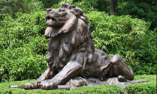 Chú sư tử đá vừa là vật trang trí, vừa trấn giữ khu vườn yên bình.