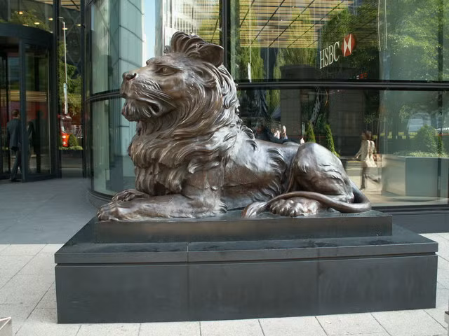 Tương tự, trụ sở của HSBC ở London (Anh) cũng có một cặp sư tử được đặt ở hai bên lối vào.