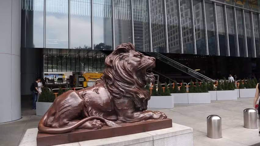 Cặp sư tử bên ngoài cửa vào trụ sở ngân hàng HSBC Hong Kong được đúc bằng đồng để củng cố năng lượng Kim của ngành ngân hàng.