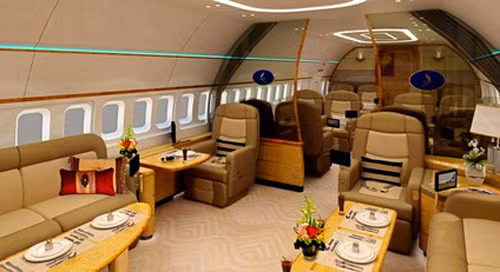 Nội thất chiếc Boeing 767-300 của Abramovich được thiết kế rất xa xỉ với phòng ăn phục vụ tới 30 người, phòng họp, phòng ngủ và phòng tắm hạng sang, phòng khách rộng rãi.