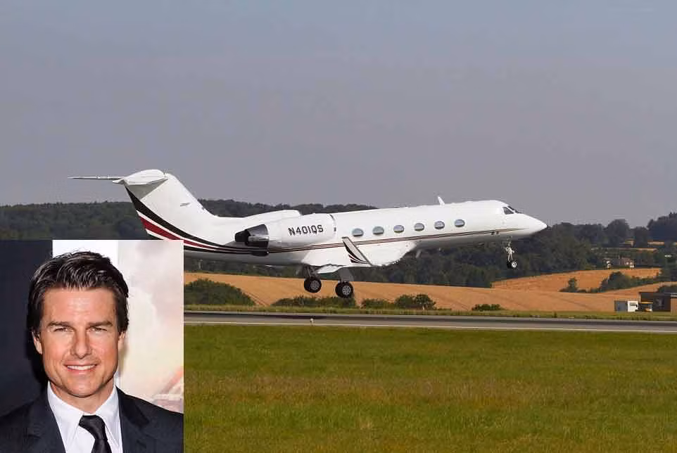 Nam tài tử nổi tiếng Hollywood Tom Cruise hiện sở hữu một chiếc Gulfstream IV trị giá khoảng 36 triệu USD có sức chứa 19 người.