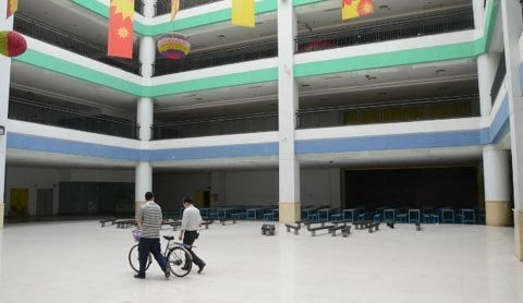 Trong khi gần như tất cả các gian hàng chưa có ai thuê, thì duy chỉ có dãy bán đồ ăn nhanh tại lối vào và vài đại lý bên trong là có người kinh doanh.