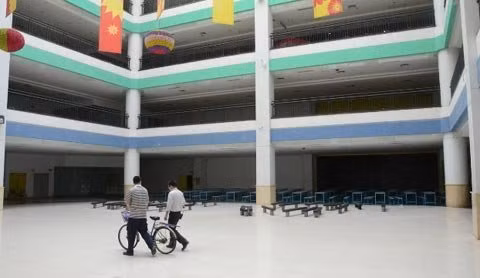 Trong khi gần như tất cả các gian hàng chưa có ai thuê, thì duy chỉ có dãy bán đồ ăn nhanh tại lối vào và vài đại lý bên trong là có người kinh doanh.