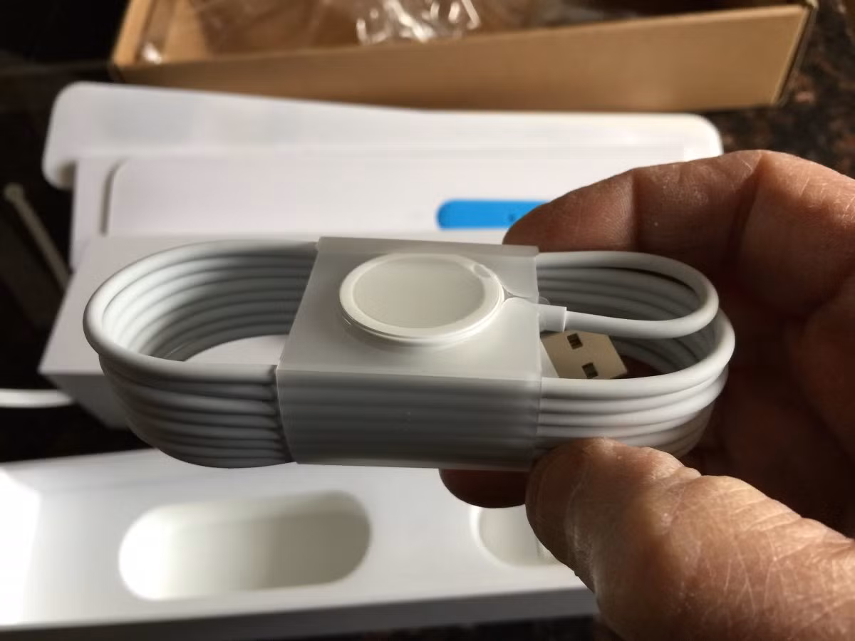 Vấn đề khi sạc pin: Trên mạng xuất hiện một vài lời phàn nàn cho biết chiếc Apple Watch không sạc được khi cắm điện. Vấn đề này khiến không ít người bức xúc khi bỏ ra không ít tiền để mua sản phẩm cao cấp này.