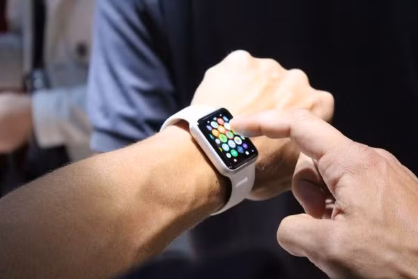 Quá trình cài đặt phức tạp: Về cách thức cài đặt và thiết lập Apple Watch, trang The Verge đã giới thiệu một bài viết có tiêu đề "Cách thiết lập đồng hồ thông minh Apple Watch trong 16 bước". Trong đó, trang The Verge nhấn mạnh rằng không phải tất cả mọi thứ đều dễ hiểu 100%. Thế nên, việc cài đặt chiếc đồng hồ có thể khiến bạn mất khá nhiều thời gian.