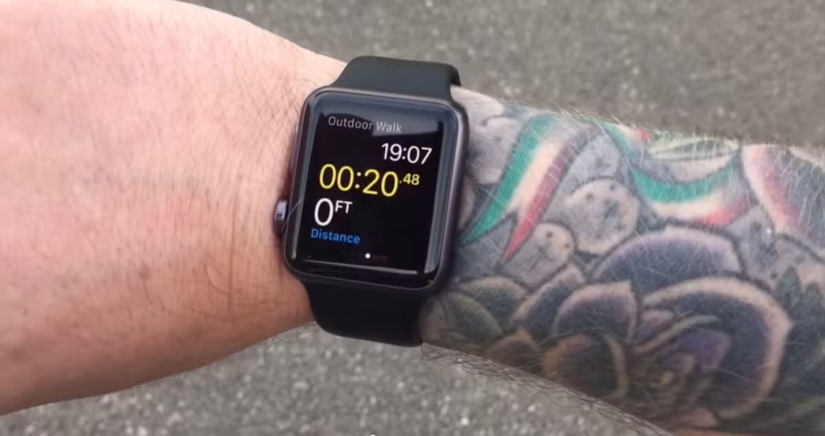 Sự cố của đồng hồ thông minh Apple Watch với những hình xăm: Trên trang web hỗ trợ, Apple đã cập nhật thông tin cho biết việc một số người có hình xăm có thể thấy tính năng theo dõi nhịp tim trên Apple Watch bị chút vấn đề. Kết quả thử nghiệm của iMore cho thấy Apple Watch thực sự gặp khó khăn trong việc đo nhịp tim của những người dùng có hình xăm màu tối, đậm trên cổ tay.